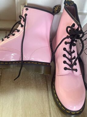 NEW Lt Pink Doc Martens1460 Shiny leather Boots Sz10 AirWait Bouncy Soles Barbie